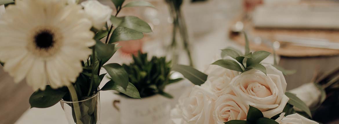 Mesa decorada com flores para os noivos.