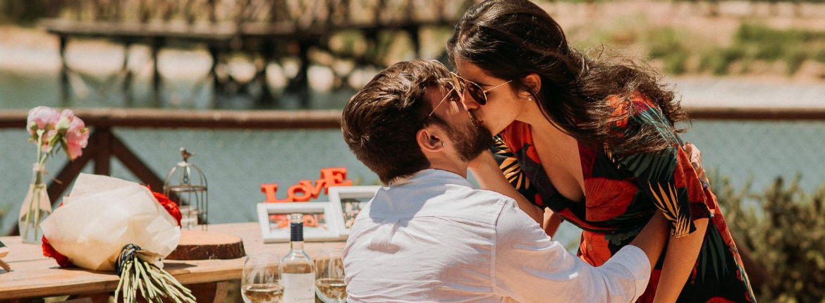 Casal se beijando em um lugar especial no Chile