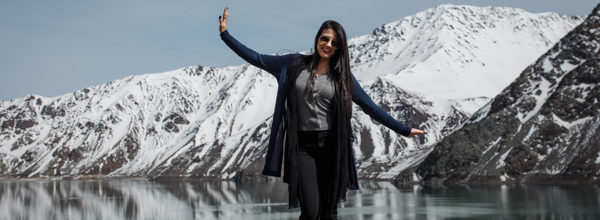 Luiza em pose sobre o vale nevado de Embalse el Yeso Chile