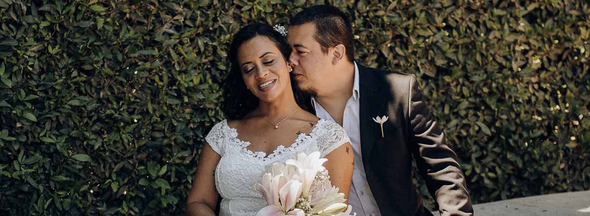 O casal está desfrutando o momento no belo jardim.