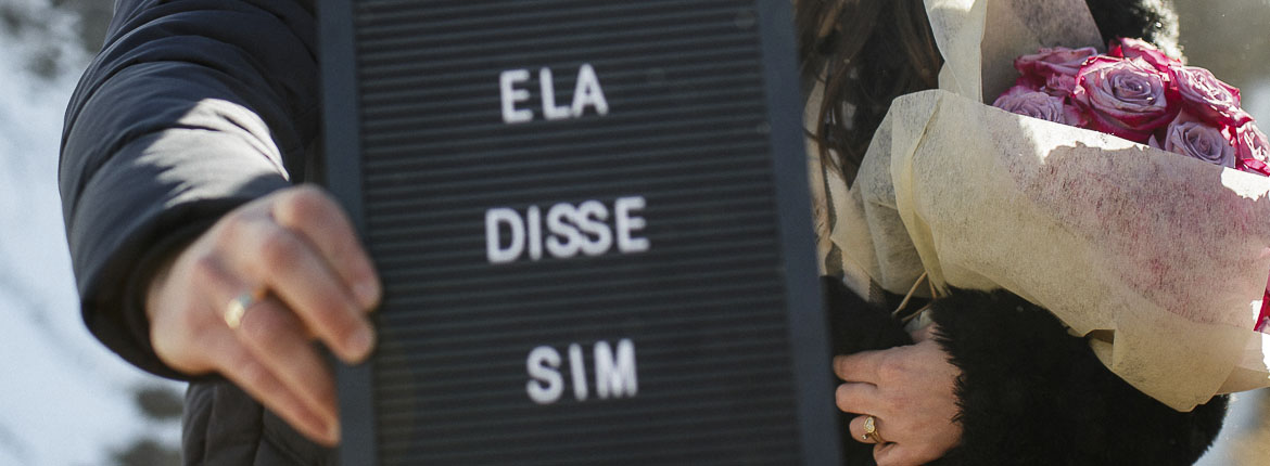 Placa com a frase escrita "Ela disse sim"