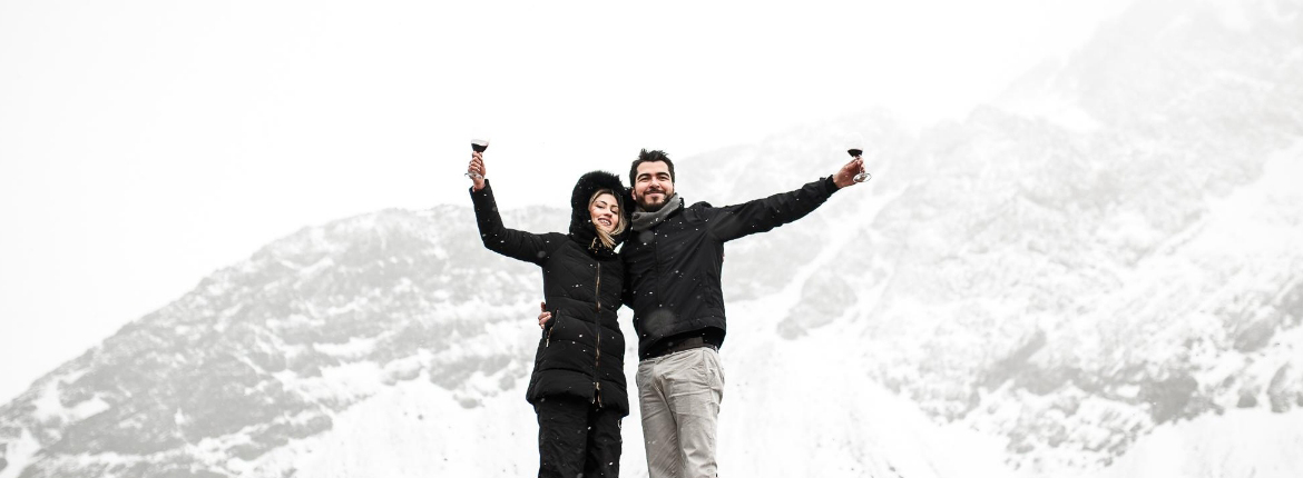 Casal Feliz na neve