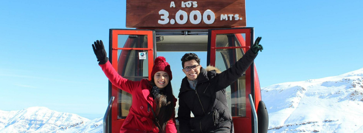 Casal tirando foto num ponto turístico