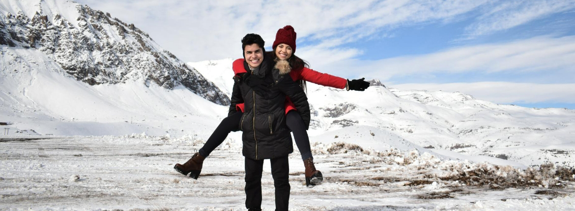 Casal feliz no meio da neve