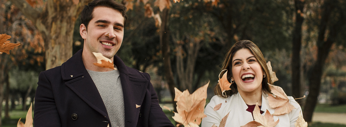 Casal Rafaela a direita e Gabriel a esquerda em ensaio fotográfico no parque Araucano em Santiago.