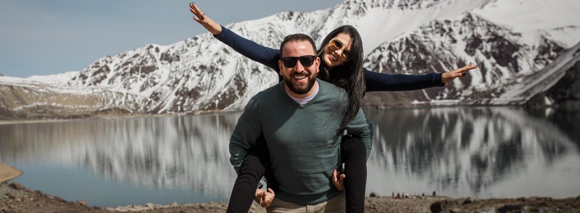 Casal curtindo o momento em frente ao lago em Embalse el Yeso Chile